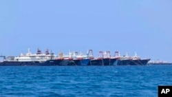 大批中国船只停泊在南中国海有争议的惠特森礁 (中国称牛轭礁,菲律宾称朱利安·费利佩礁)(Whitsun Reef)。(2021年3月7日)