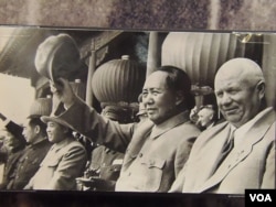 1954年赫鲁晓夫和毛泽东、金日成、周恩来在天安门上(美国之音白桦翻摄自莫斯科的赫鲁晓夫展览）