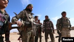 叙利亚一支反对派武装--叙利亚民主阵线的士兵在沙达迪城外 (2016年2月19日)