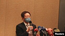 台积电董事长刘德音在6月9日股东常会后接受媒体提问。 (美国之音李玟仪拍摄)