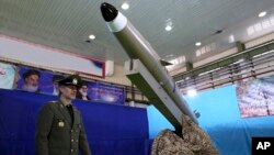 资料照片:伊朗国防部展示的新型短程地对地导弹。(2018年8月13日)