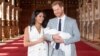 喜得贵子的英国哈里亲王和妻子梅根抱着婴儿亮相。(2019年5月8日)