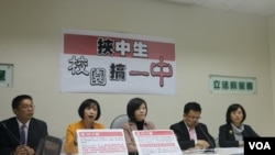 台湾立法院民进党团记者会现场(美国之音记者杨明)