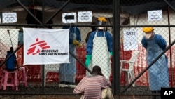 一位带有埃博拉症状的男子等待获准进入蒙罗维亚一处治疗中心的入口。(2014年9月29日)