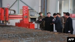 资料照:朝鲜领导人金正恩参观“3月16日工厂”(2017年11月4日)