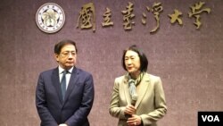 台大校长管中闵(左)和副校长周家蓓12月2日在台大行政楼第一会议厅就香港访问生来台暂读事宜向媒体简报。(齐勇明, 美国之音)