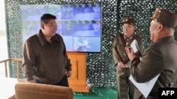 朝鲜官媒朝中社2024年5月31日发布照片显示领导人金正恩监督可搭载核弹头的多管火箭的发射。