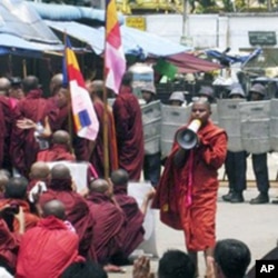 缅甸僧侣与军警对峙