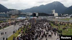 香港抗议者在通往香港国际机场的高速公路上示威。(2019年9月1日)