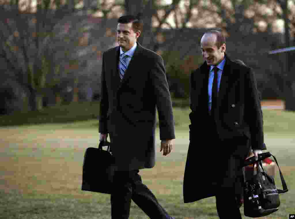 2018年2月5日白宫秘书罗伯·波特(左)和白宫高级顾问史蒂芬·米勒离开总统专用直升机“海军陆战队一号”,走过白宫南草坪。 波特与川普家族的密友、白宫通讯联络主任霍普·希克斯有恋爱关系。波特被他的两位前妻指控有家庭暴力行为,所以在2月7日辞职。