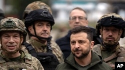 乌克兰总统弗拉基米尔·泽连斯基与军人在一起(美联社2022年9月14日)