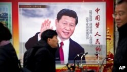 北京街头习近平宣传画承诺人民“中国梦”的大饼。(资料照:2018年3月)