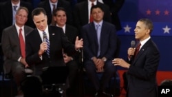 美国总统奥巴马和共和党总统候选人罗姆尼2012年10月16日在纽约州亨普斯德特的霍夫斯特拉大学举行的电视辩论