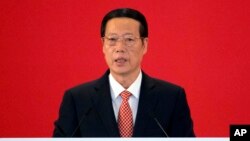 비가 내리는 스페인 북부  팜플로나의 계단 가에 심어진 나무 사이로 남성이 걷고 있다.