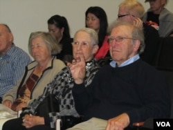 曾在香港报道中国的记者佛朗森(右一)出席记录片首映会(美国之音记者 容易拍摄)