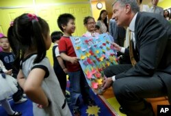 纽约市长白思豪访问纽约的华人幼儿园的时候,孩子们送他自制的欢迎贴纸(2014年5月27日)