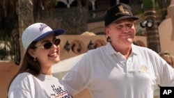 前“环球小姐”,委内瑞拉人艾丽西亚•马查多和川普在川普的俱乐部里合影(1997年2月15日)