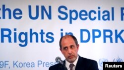 资料照:联合国朝鲜人权状况特别报告员托马斯·金塔纳在首尔举行的一个记者会上。(2017年12月14日)