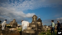 巴西里约热内卢殡仪场为新冠病毒死亡人员举行葬礼（2021年6月18日）