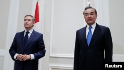 加拿大外长商鹏飞(左)和中国外长王毅在罗马举行会晤。 (2020年8月25日)