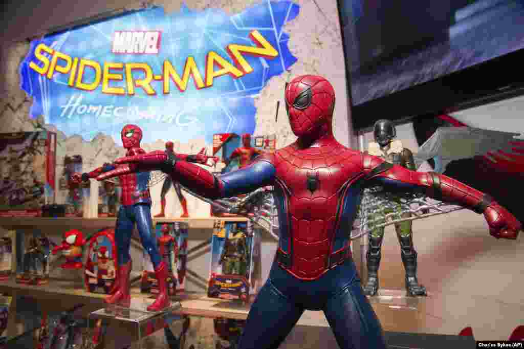 美国国际玩具博览会上为配合影片《蜘蛛侠:英雄归来》( "Spider-Man: Homecoming" )制作的蜘蛛侠玩具(2017年2月) 。这部电影将在7月上映。