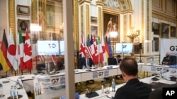 七国集团外长在伦敦举行面对面会议的同时保持社交距离。(2021年5月4日)