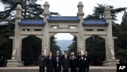 台湾陆委会主任委员王郁琦(中间戴眼镜者)在南京中山陵