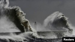 Những ngọn sóng khổng lồ ập vào ngọn hải đăng tại Newhaven ở Sussex, miền nam nước Anh, tháng 2, 2014.