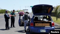 Cảnh sát Mexico kiểm tra xe (ảnh chụp ngày 17/3/ 2017)