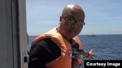 美国记者武黄兰乘越南船只进入南中国海,他在引起争议的石油钻井平台附近进行报道(照片来源:波尔萨街电视台(PhoBolsaTV))