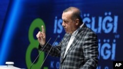 Tổng thống Recep Tayyip Erdogan nói phương Tây đã bỏ mặc Thổ Nhĩ Kỳ trong cuộc chiến chống Nhà nước Hồi giáo, ngày 8/5/2016.