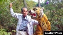 自称“广州公车私用监督达人”的区少坤(照片来源:“广州区伯” 微博图片)