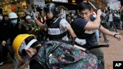 香港警察在驱散示威群众的时候打人(2014年12月1日)