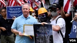 香港抗议者举着星条旗在美国驻港总领事馆前集会,要求美国支持香港民主。领事馆派代表接收游行人士的请愿信及联署宣言。 (2019年9月8日)