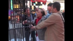 时报广场上演行为艺术 呼吁释放王炳章 时报广场上演行为艺术 呼吁释放王炳章