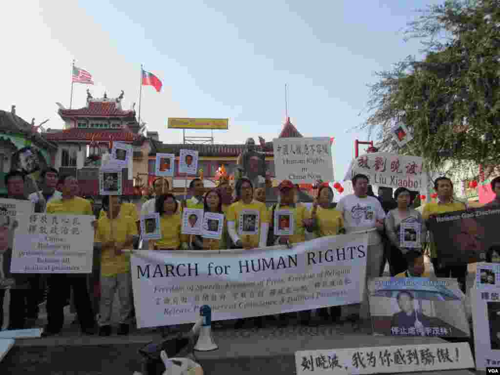 人权日游行从洛杉矶华埠孙中山铜像前开始(美国之音容易拍摄)