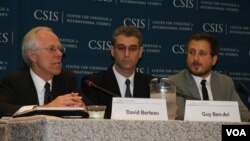战略与国际研究中心发布亚洲国防支出报告 (最右边为霍夫鲍尔)(美国之音记者 钟辰芳拍摄)