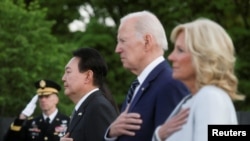 美国总统乔·拜登(Joe Biden)夫妇2023年4月25日与尹锡悦夫妇共同前往韩战纪念碑敬献花圈。(路透社)