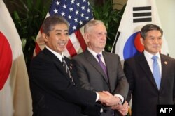 日本防卫大臣岩屋毅(左),美国国防部长吉姆马蒂斯(中)和韩国国防部长郑庆东