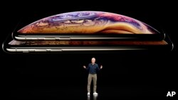 苹果公司首席执行官蒂姆·库克在史蒂夫·乔布斯剧院的新产品发布会上介绍苹果新款手机。(2018年9月12日)