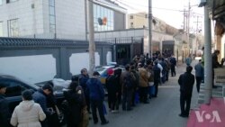 2017年2月23日下午，北京东城区法院外，旁听者排队等待安检。