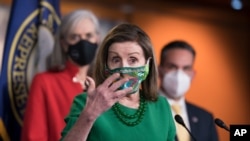 众议院议长南希·佩洛西在众议院投票表决通过1.9万亿美元纾困法案前和记者会面。(2月26日)