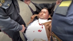 白俄罗斯反对派活动人士拉提帕乌(Stsiapan Latypau)在法庭听证中自伤抗议。(2021年6月1日)