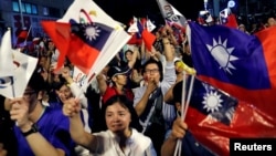 在野党国民党高雄市长候选人韩国瑜取得地方选举胜利后,他的支持者举行庆祝活动。(2018年11月24日)