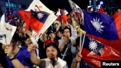 在野党国民党高雄市长候选人韩国瑜取得地方选举胜利后,他的支持者举行庆祝。(2018年11月24日)