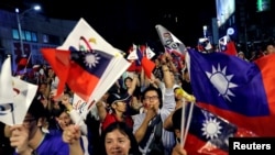 在野党国民党高雄市长候选人韩国瑜取得地方选举胜利后，他的支持者举行庆祝。（2018年11月24日）