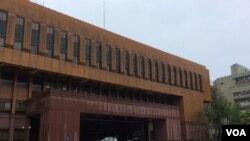 2017年5月27日雨中的台湾法务部 (美国之音申华拍摄)