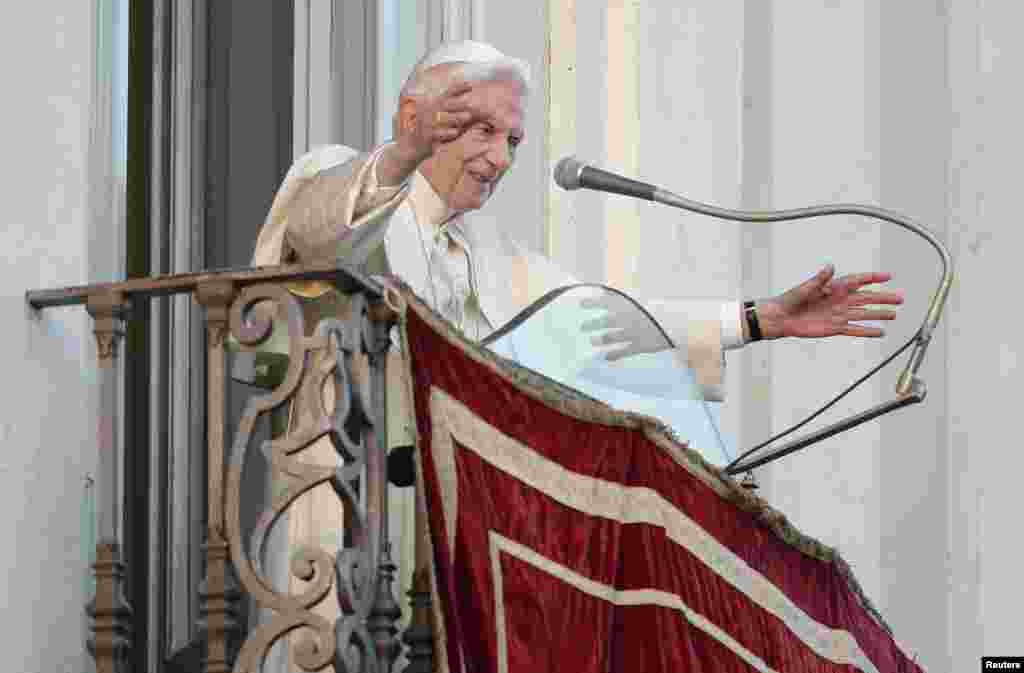 Đức Giáo Hoàng xuất hiện trong một thời gian ngắn trên bao lơn nơi cư ngụ mùa hè của Ngài, ngày 28/2/2013.