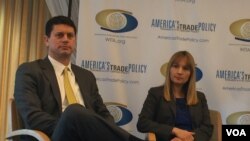 前美助理财政部长洛厄里与美国进步中心中国政策主任韩美妮在一个研讨会上讨论美中贸易政策。(美国之音莉雅拍摄)