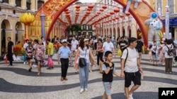 资料照片: 2023年10月3日黄金周期间中国游客在澳门